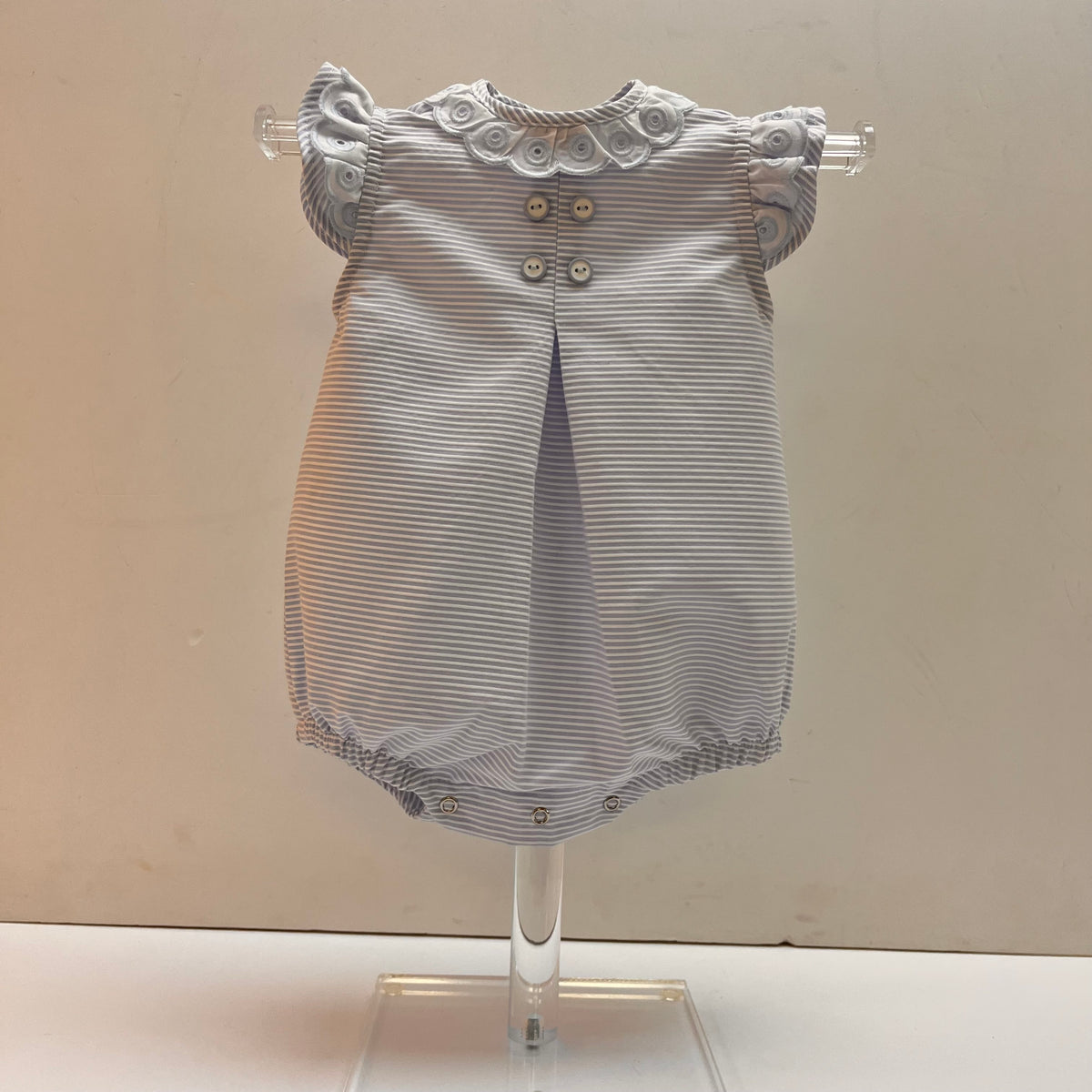 Girl's overalls in Spanish pique, with lace at the neck and sleeves