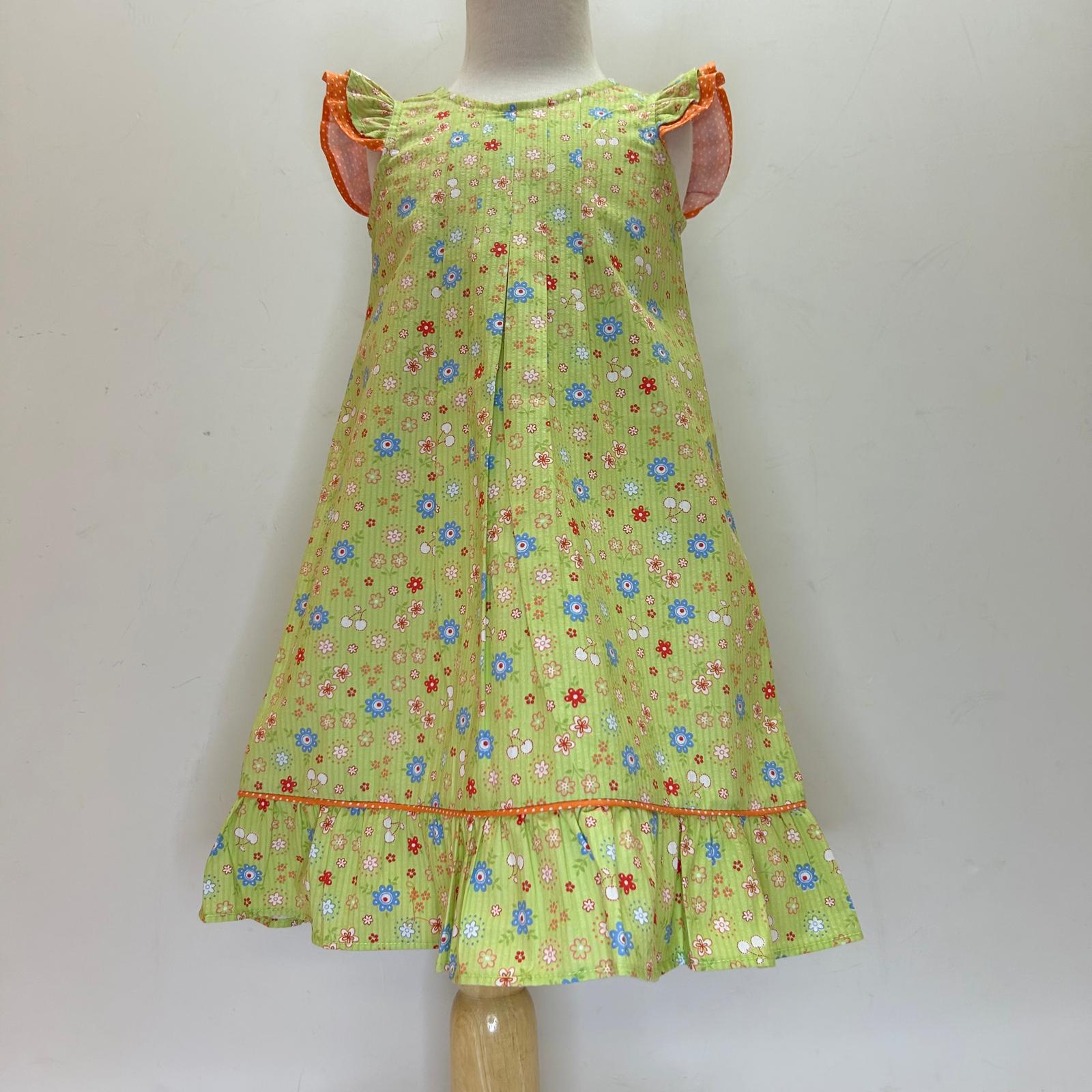 Green dress with orange flowers.Beatriz Rueda Green dress with orange flowers.Beatriz Rueda